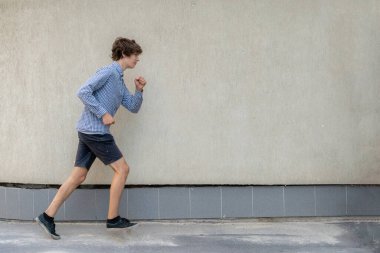 Genç adam acele et, toplantılarda hızlı koşuyorsun.