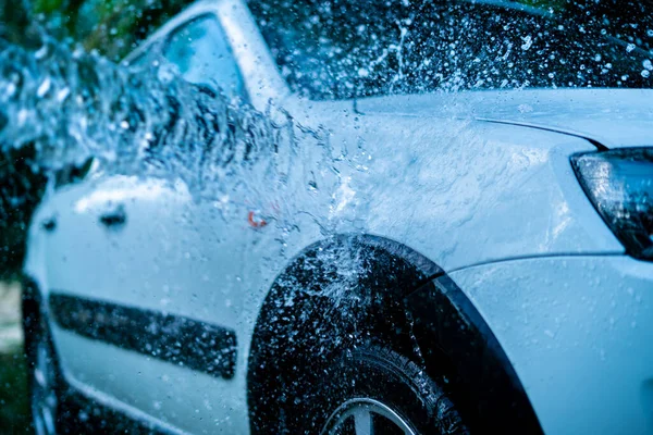 Spruzzi d'acqua per pulire e lavare le superfici dell'auto — Foto Stock