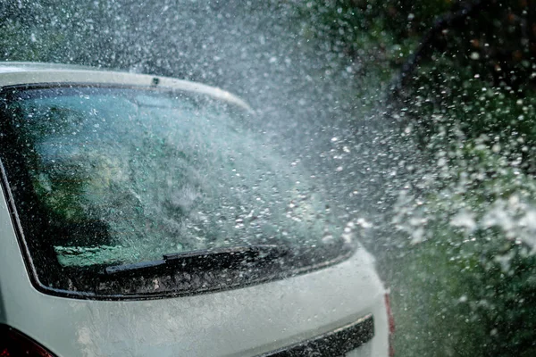 Spruzzi d'acqua per pulire e lavare le superfici dell'auto — Foto Stock