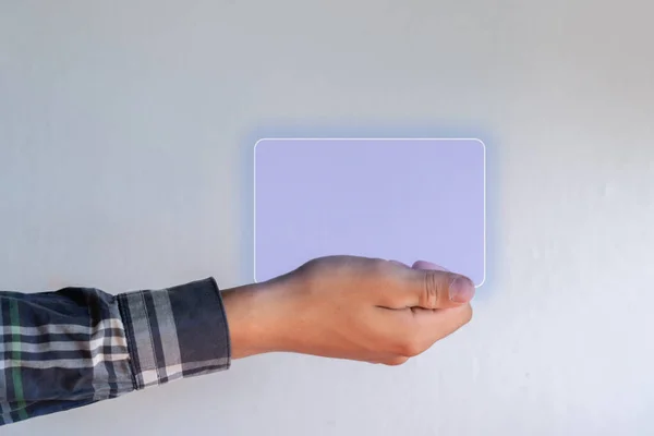 Ręka trzymająca wirtualną nowoczesną wizytówkę technologiczną, kreatywną koncepcję, przestrzeń do kopiowania makiet — Zdjęcie stockowe
