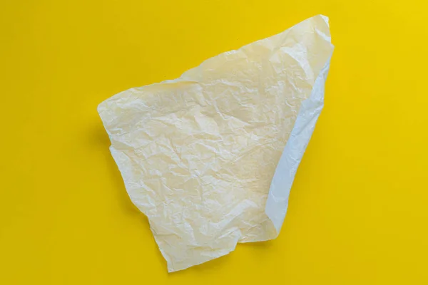Potongan kusut memasak atau memanggang kertas di atas meja, pura-pura — Stok Foto