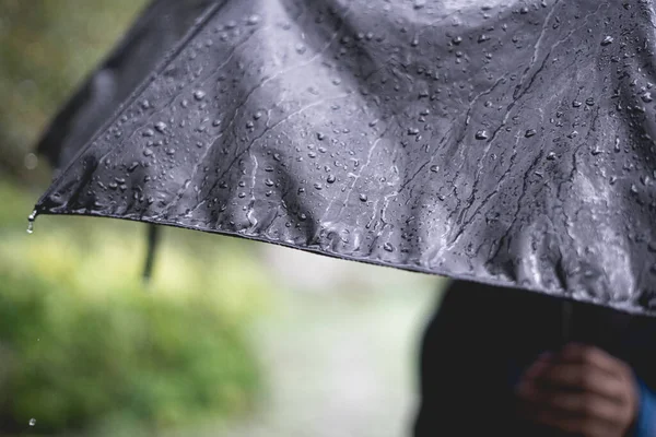 Cerrar gotas de lluvia en la superficie del paraguas durante la lluvia, macro shot s — Foto de Stock