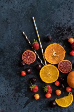 Cam şeklindeki meyve ve böğürtlenlerin iki tüplü üst görünümü, meyve suyu yaratıcı kavramları