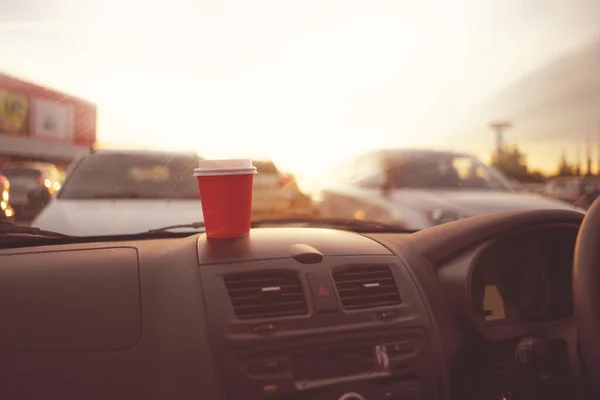Picie kawy w filiżance papieru podczas podróży w samochodzie — Zdjęcie stockowe