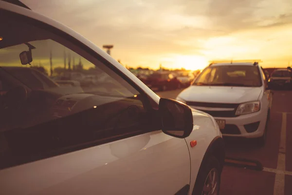 Incrível pôr do sol no estacionamento da cidade, foco seletivo — Fotografia de Stock