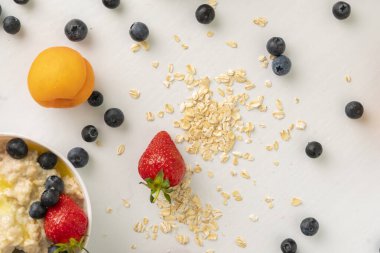 Farklı mısır gevreği ve böğürtlenlerden oluşan üst yaşam düzlüğü masada yatıyordu, sağlıklı vejetaryen yemekleri.