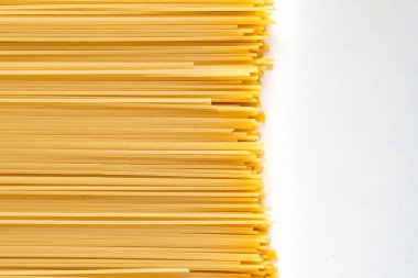 Çiğ ya da pişmemiş makarna dokusuna sahip soyut arka plan, metin için kopyalama alanı