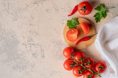 Düz kırmızı organik doğal kiraz domatesleri masada duruyordu, vegan salata malzemeleri.