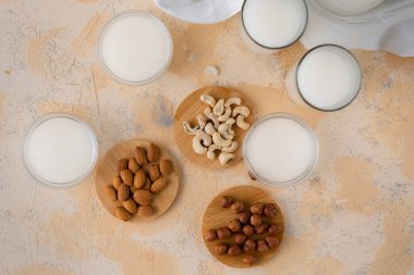 Badem, fındık, fındık ve süt gibi çeşitli fındıklar, sağlıklı yiyecekler.