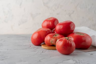 Mutfaktaki bahçeden taze ve çirkin ev yapımı domatesler izole edilmiş.