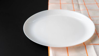 Beton yüzeyde boş seramik tabak ya da tabak, masa donanımı konsepti, maket