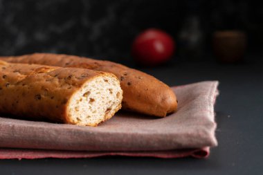 Taze lezzetli ekmek ya da mutfaktaki siyah yüzeye baget.