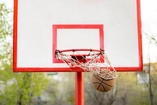 Ball hit or score the basket, blue sky on the background, success concepts — Stock Photo, Image