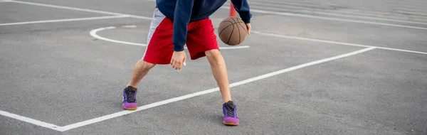 Young basketball player training to dribble outdoor on the asphalt court in summer seasons — Stock Photo, Image