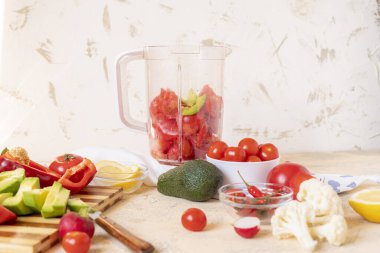 Yeşil sebzeli smoothie yapmak, miksere karıştırmak, sağlıklı gıda kavramları.