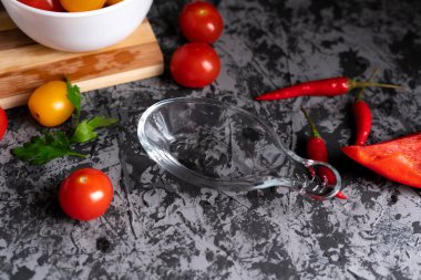 Boş sos kabı ya da koyu bir yüzey üzerinde farklı sebzeler, biber, domates...