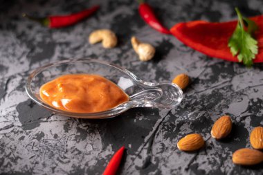 Taze yeşil fındık sosu, baharatlı yemek, biber, fındık, malzemeler etrafa saçılmış.