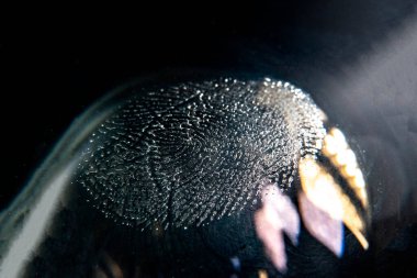 Metal ya da cam yüzeydeki parmak izinin makro fotoğrafı, insan derisi B.