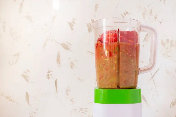 건강 한 녹색 쥬스, 디톡스 채식주의자 개념을 혼합하는 믹 서기 — 스톡 사진
