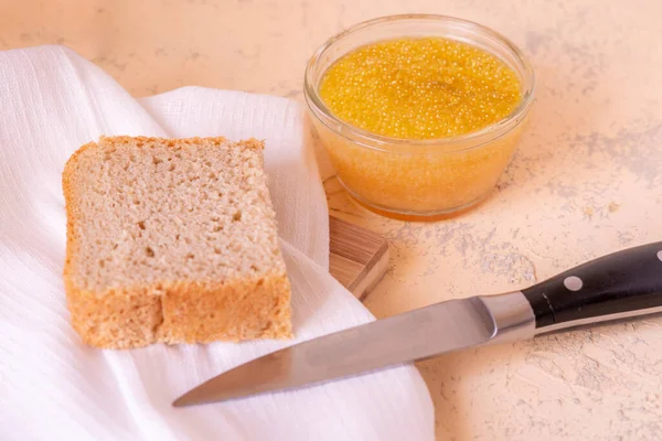 Připravte si lehký ranní sendvič nebo toast s kaviárem navrchu chlebů — Stock fotografie