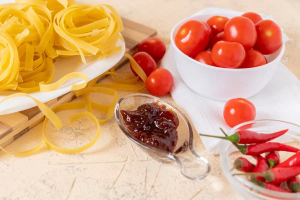 Tazas con salsas sabrosas dipperent para pasta en las cocinas — Foto de Stock