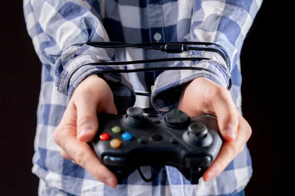 Fil de joystick enroulé autour des mains des personnes, concept de dépendance aux jeux vidéo b — Photo