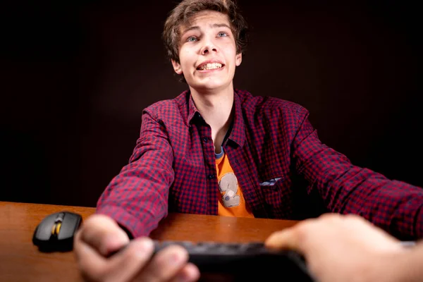 중독된 청소년 이 비디오 게임을 조심스럽게 하는 부모들 이 조이스틱 b 를 빼앗아 간다 — 스톡 사진