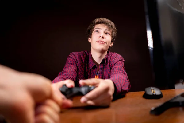 Pais cuidadosos de um jovem viciado em videogame tirar seu joystick b — Fotografia de Stock