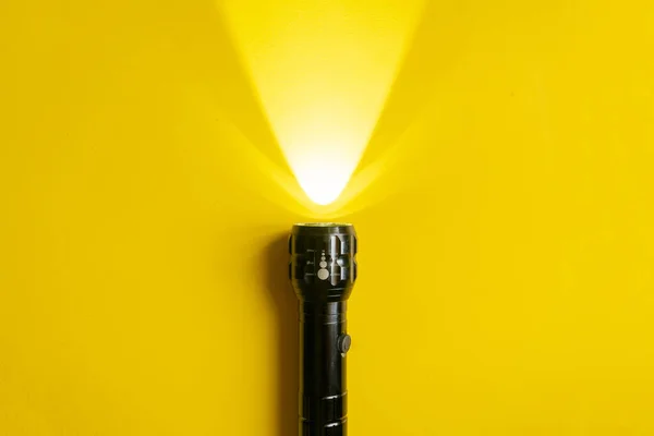 Sárga felületen izolált acélfáklya, fénysugarak vagy fénysugarak előállítására, b fénymásoló tér — Stock Fotó