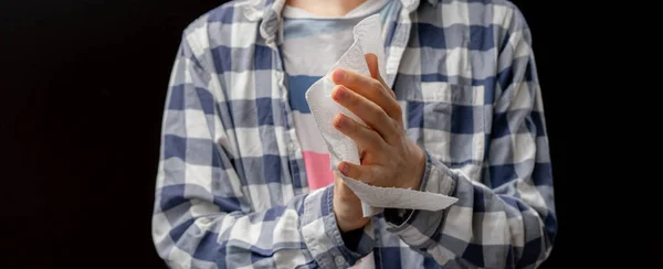 Pessoa limpar ou limpar as mãos com guardanapo de papel molhado b — Fotografia de Stock