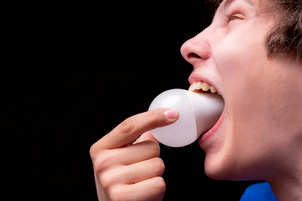 Divertido joven comer bombilla, concepto de broma, chicos divertidos —  Fotos de Stock