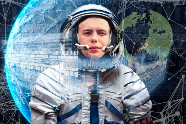 Nuori astronautti avaruuspuvussa käyttäen futuristista kypärää virtuaalisella rajapinnalla b — kuvapankkivalokuva