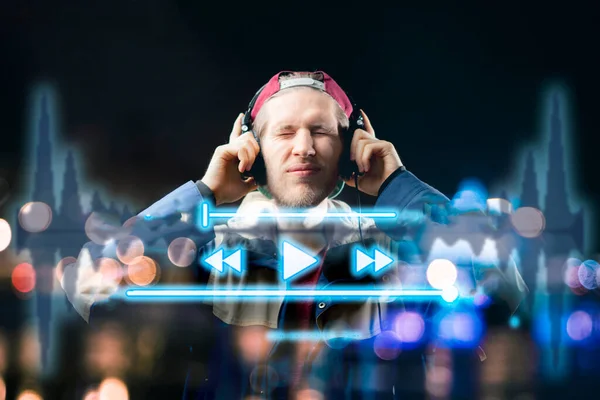 Atrativo masculino usar dispositivo futurista para ouvir música b — Fotografia de Stock