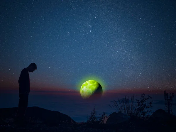 Luna grande brillante sobre el paisaje de montaña b — Foto de Stock