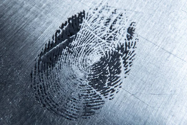 Makrofoto eines Fingerabdrucks auf einer Metall- oder Glasoberfläche, Kurven der menschlichen Haut Stockbild