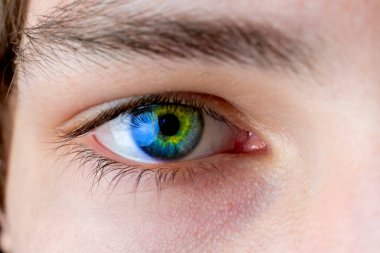 Deli ve kızgın erkeklerin kırmızı gözlerini kapat.