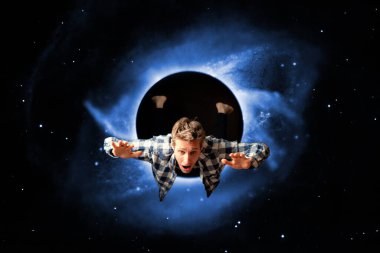 Genç adam dış uzayda elbisesiz, rüya ve uyku konsepti olmadan yürür. Bu görüntünün unsurları NASA tarafından desteklenir.