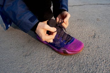 güçlü koşucu ayakkabı bağcıkları asfalt b üzerinde koşmadan önce