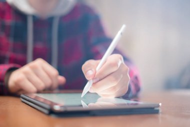 Tablet üzerinde dijital kalem çizimi ile eli kapat