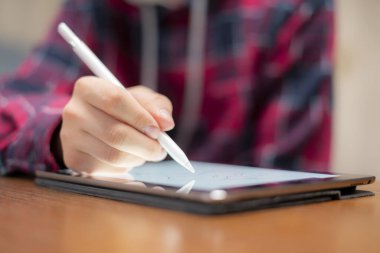 Tablet üzerinde dijital kalem çizimi ile eli kapat