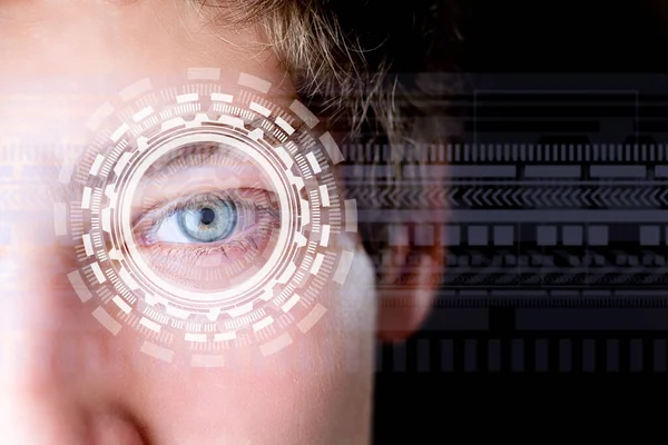 Közeli digitális szkennelés a fiatalember egyik szeméről — Stock Fotó