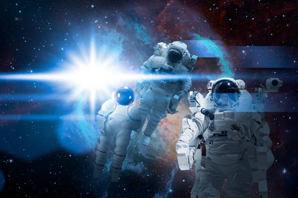 Űrhajósokból álló csoport, akik az űrben sétálnak és űrküldetést teljesítenek, ennek a képnek az elemeit NASA készítette b — Stock Fotó