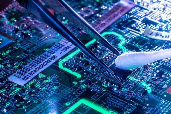 Man cleaning dirty electric circuit with cotton stick macro shot of technology concept d — Stock Photo, Image