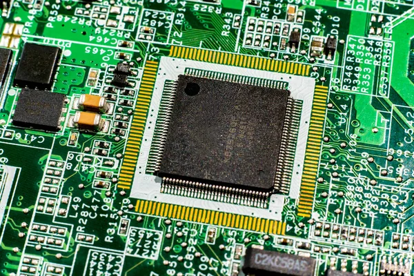 Chip eléctrico en una placa de circuito verde de cerca, pcb d —  Fotos de Stock