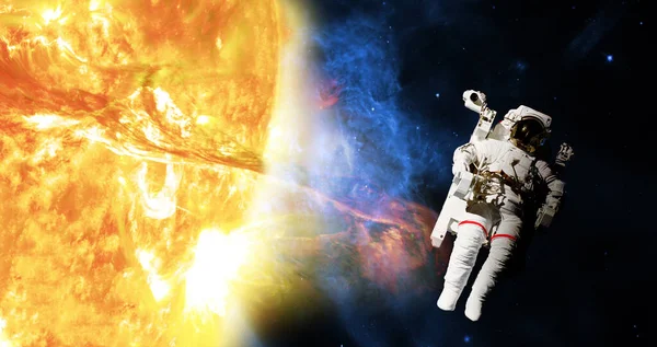 Астронавт выполняет космический полет перед Солнцем, элементы этого изображения снабжены nasa b — стоковое фото