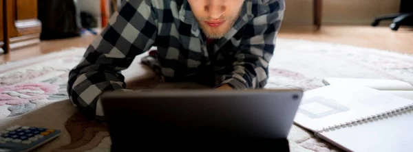 Hombre joven con el ordenador portátil haciendo inicio en casa b — Foto de Stock