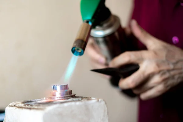 Mains d'un travailleur utiliser un brûleur à gaz dans un atelier v — Photo