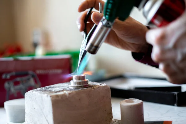 Nahaufnahme Foto eines Fabrikarbeiters, der Maetal mit Gasbrenner schmilzt — Stockfoto