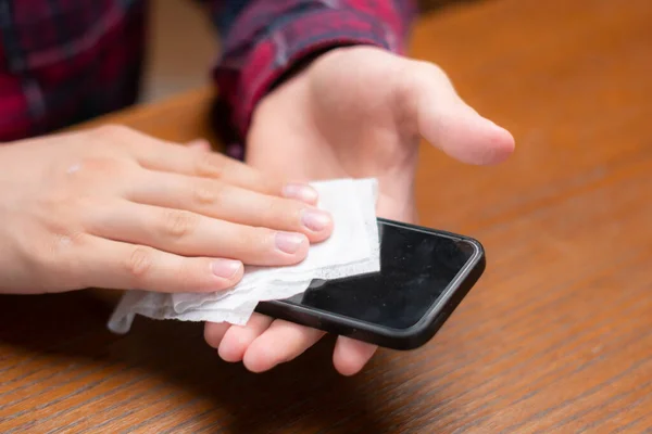 Joven hombre limpiar gis gadgets pantalla con servilleta mojada —  Fotos de Stock