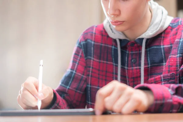 Junge männliche Künstler zeichnen im Atelier auf digitalem Tablet — Stockfoto